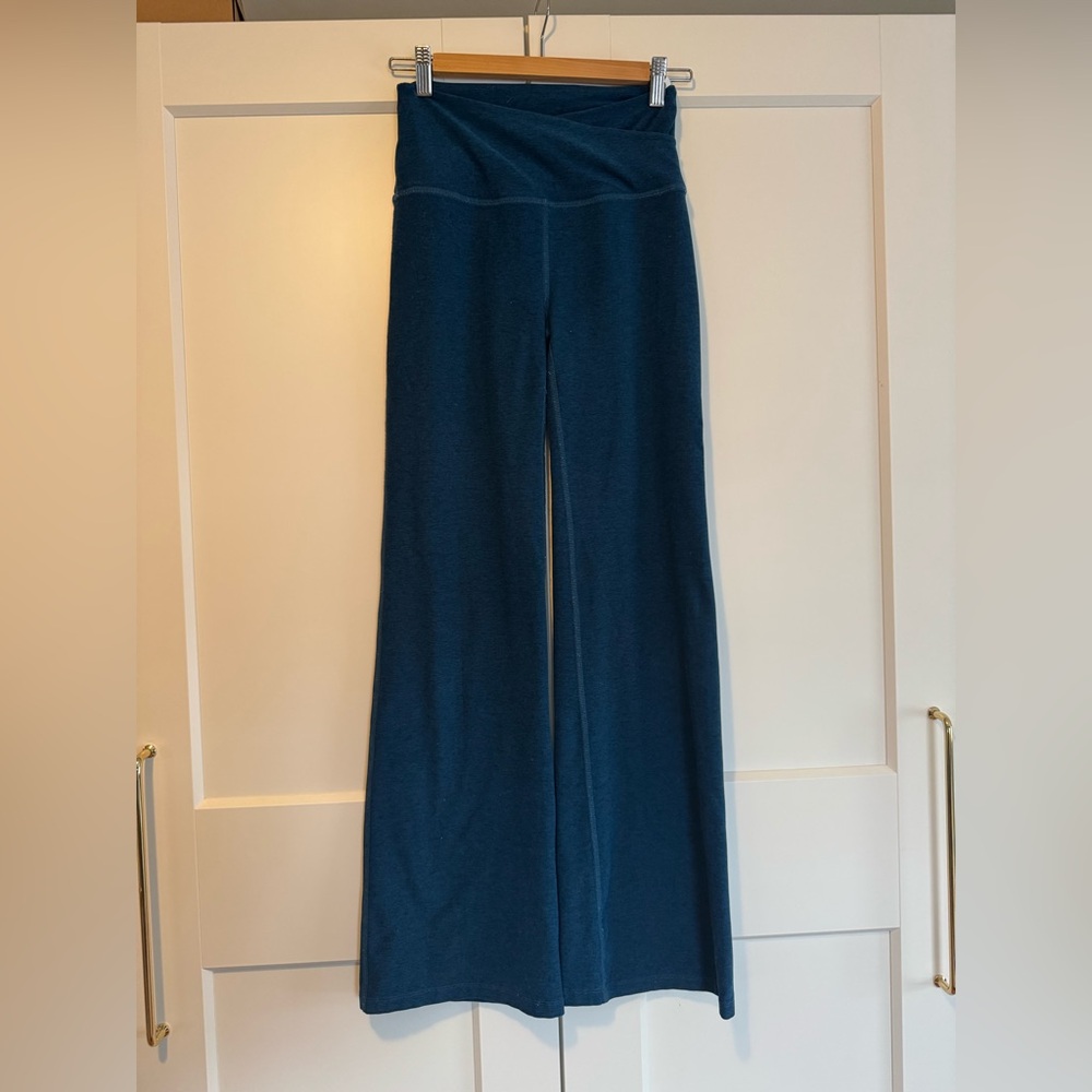 Beyond Yoga Bootcut Leggings | Size Medium